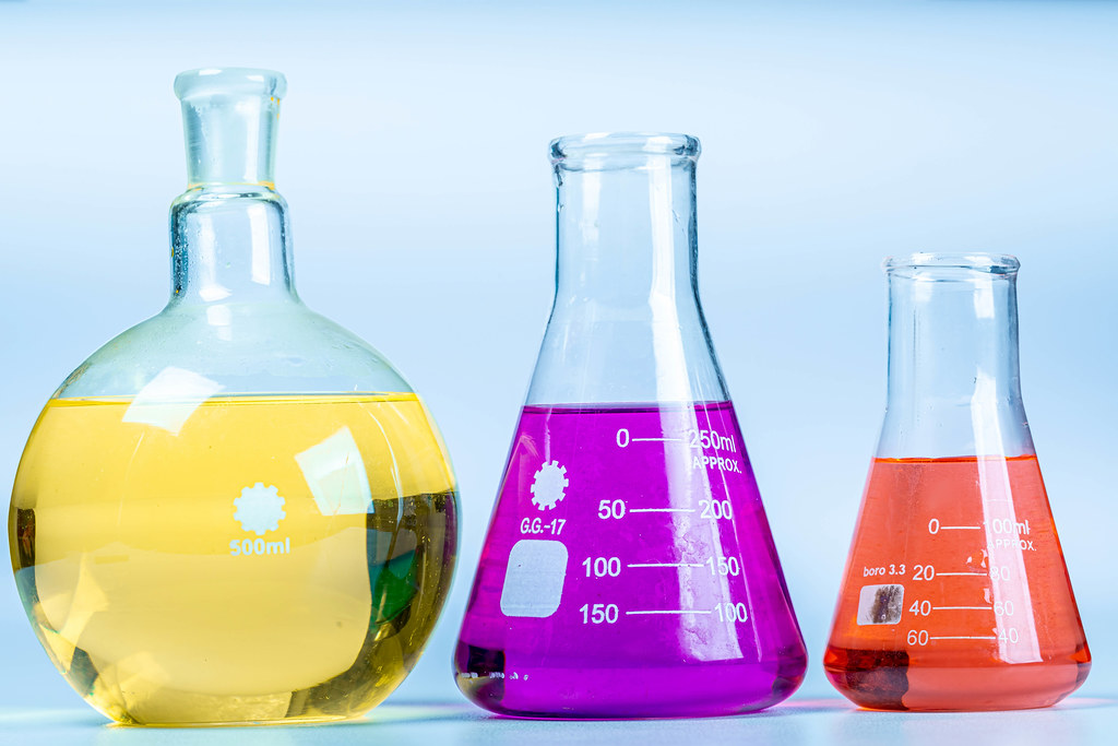 Цветная химия. Растворы в химии. Хим раствор. Разноцветный химический раствор. Цветное стекло химия.